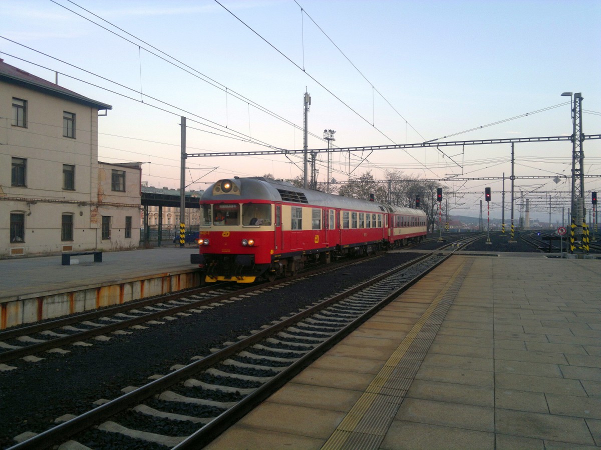 CD 854 027-0 im Hauptbahnhof Prag am 26. 11. 2014.