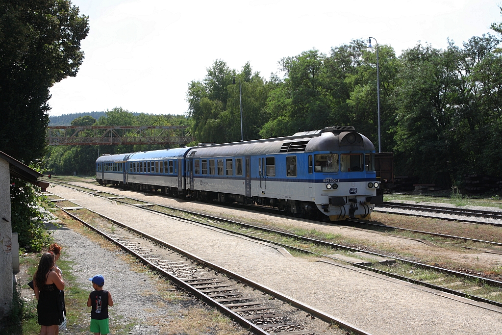 CD 854 203-7 als OS 4828 (Brno hl.n. – Namest nad Oslavou) am 15.August 2018 im Bahnhof Zastavka u Brna.