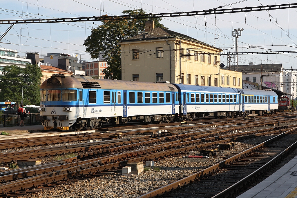 CD 854 203-7 fährt am 18.August 2018 im Bahnhof Brno hlavni nadrazi von der Wendegruppe zum Bahnsteig und dann als Os 4826 nach Namest nad Oslavou in Verkehr zu gehen.