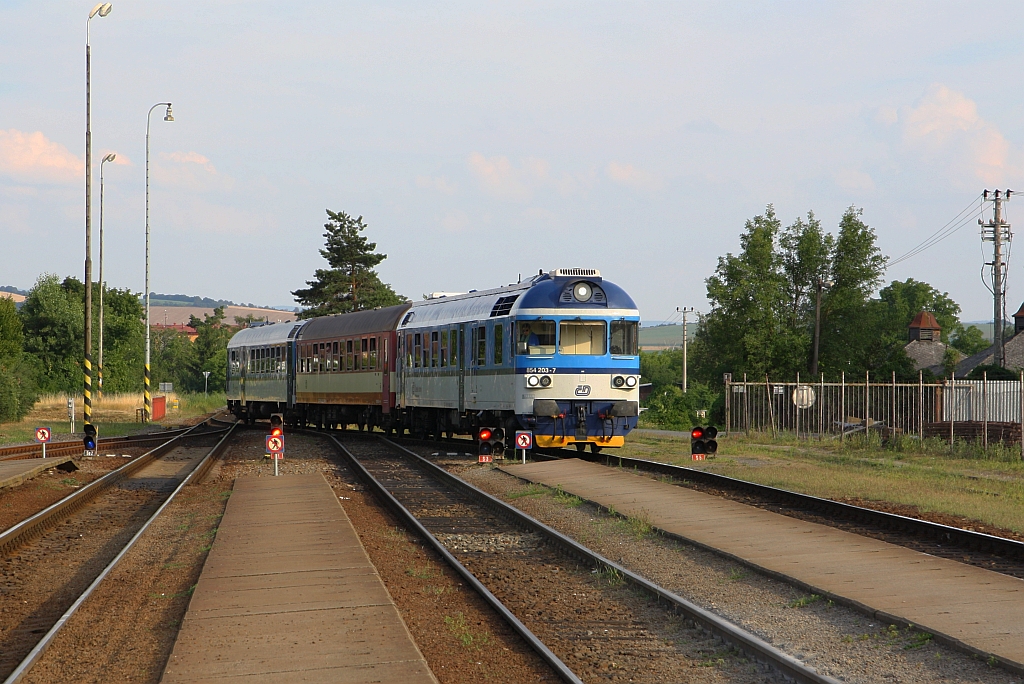 CD 854 203-7 fährt am 20.Juli 2019 als Os 4121 (Brno hl.n. - Stare Mesto u Uherskeho Hradiste) in den Bahnhof Uherske Hradiste ein.