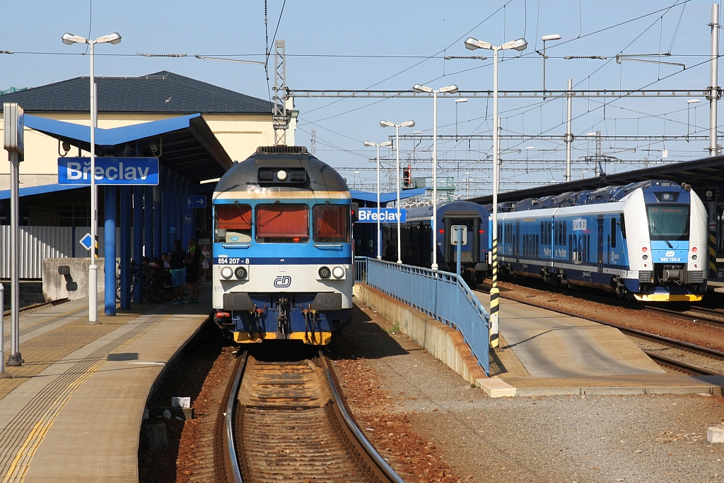 CD 854 207-8 und 660 103-3 am 11.August 2019 im Bahnhof Breclav.