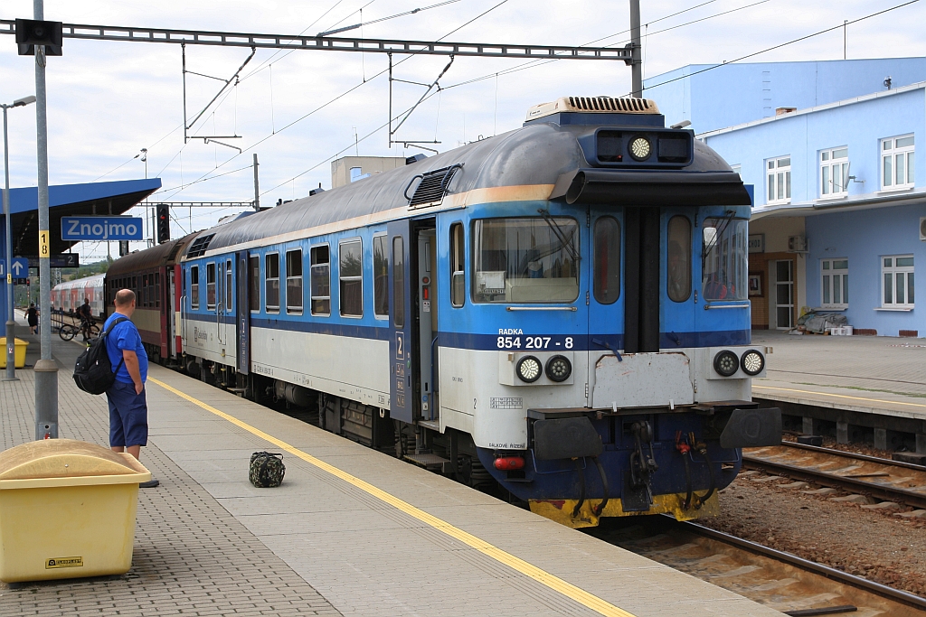 CD 854 207-8 am 11.August 2019 als Os 4515 nach Breclav im Bahnhof Znojmo.