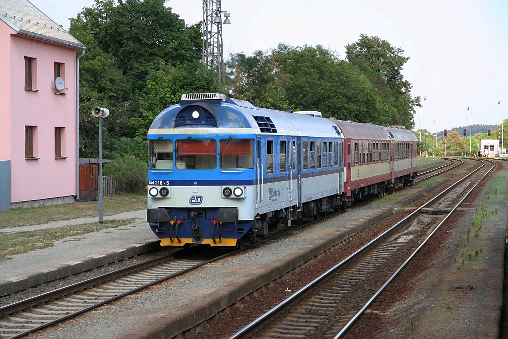 CD 854 218-5 als erstes Fahrzeug des Os 4840 (Brno hl.n. – Namest nad Oslavou) am 18.August 2018 im Bahnhof Strelice.