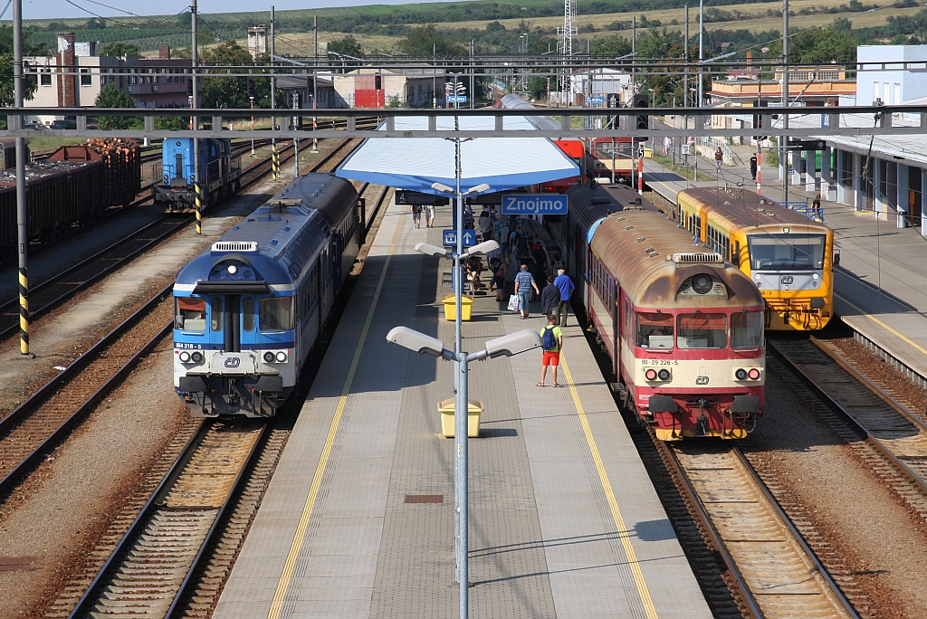 CD 854 218-5 als Os 4509 (Znojmo - Novosedly), 50 54 80-29 226-5 ABfbrdtn als Os 4506 (Novosedly - Znojmo) und 814 068-3 als Os 24806 (Znojmo - Okrisky) am 14.Juli 2018 im Bahnhof Znojmo.