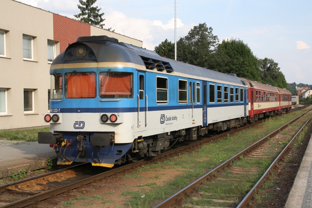 CD 854 222-7 fährt am 24.August 2019 als letztes Fahrzeug des Os 4815 (Jihlava - Brno hl.n.) aus dem Bahnhof Namest nad Oslavou.