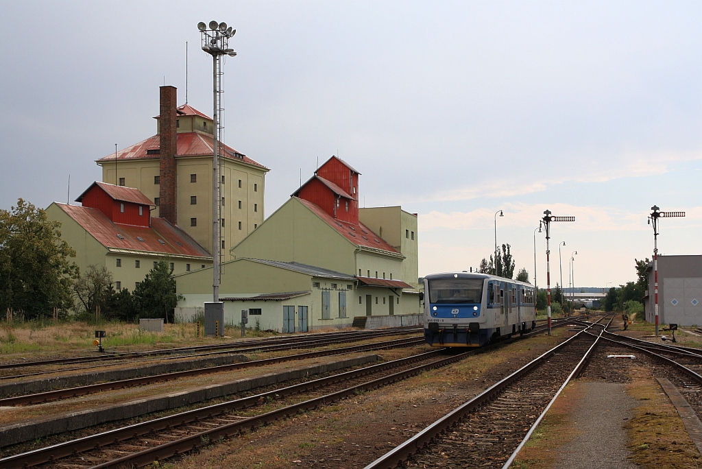 CD 914 010-4/814 010-5 fährt am 14.Juli 2018 als Os 24814 (Znojmo - Okrisky) im Bahnhof Moravske Budejovice ein.