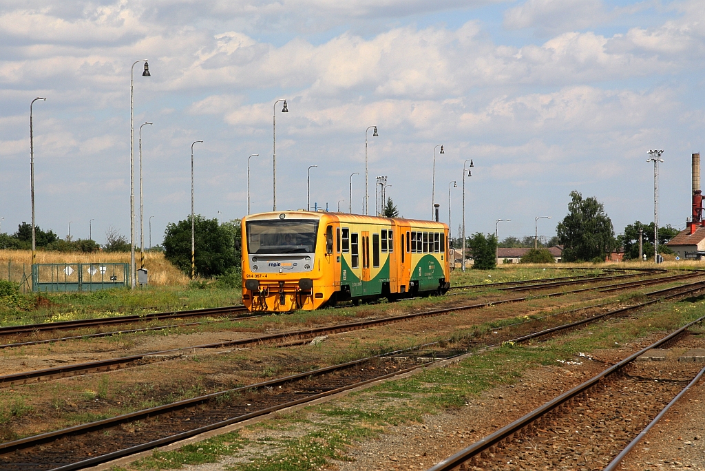 CD 914 067-4 fährt am 09.August 2019 als Os 24811 (Okrisky - Znojmo) in den Bahnhof Moravske Budejovice ein.