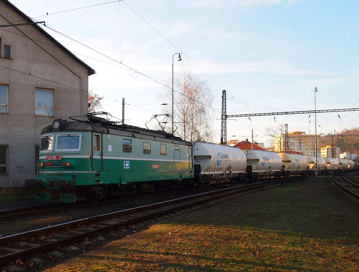 CD Cargo 122 009-4 mit Kesselzug durchfährt den Hbf. Kralupy nad Vltavou am 16.12.2013.