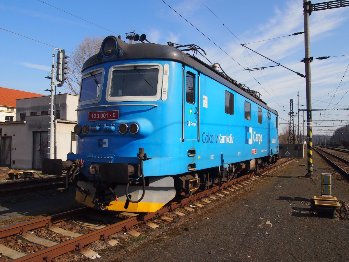 CD Cargo 123 001-0 (Baujahre 1971 Skoda Plzen) im Hbf. Kralupy nad Vltavou am 8.3. 2015