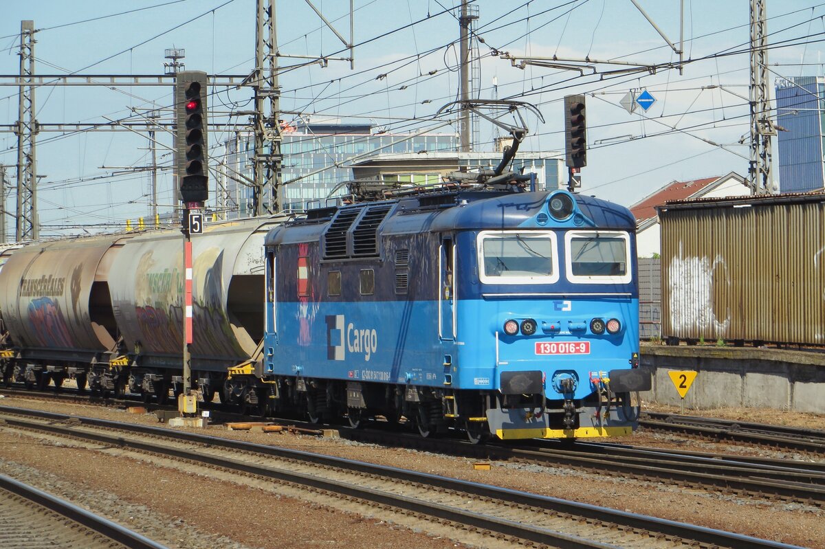 CD Cargo 130 016 schiebt ein Getreidezug durch Praga-Liben am 12 Juni 2022.