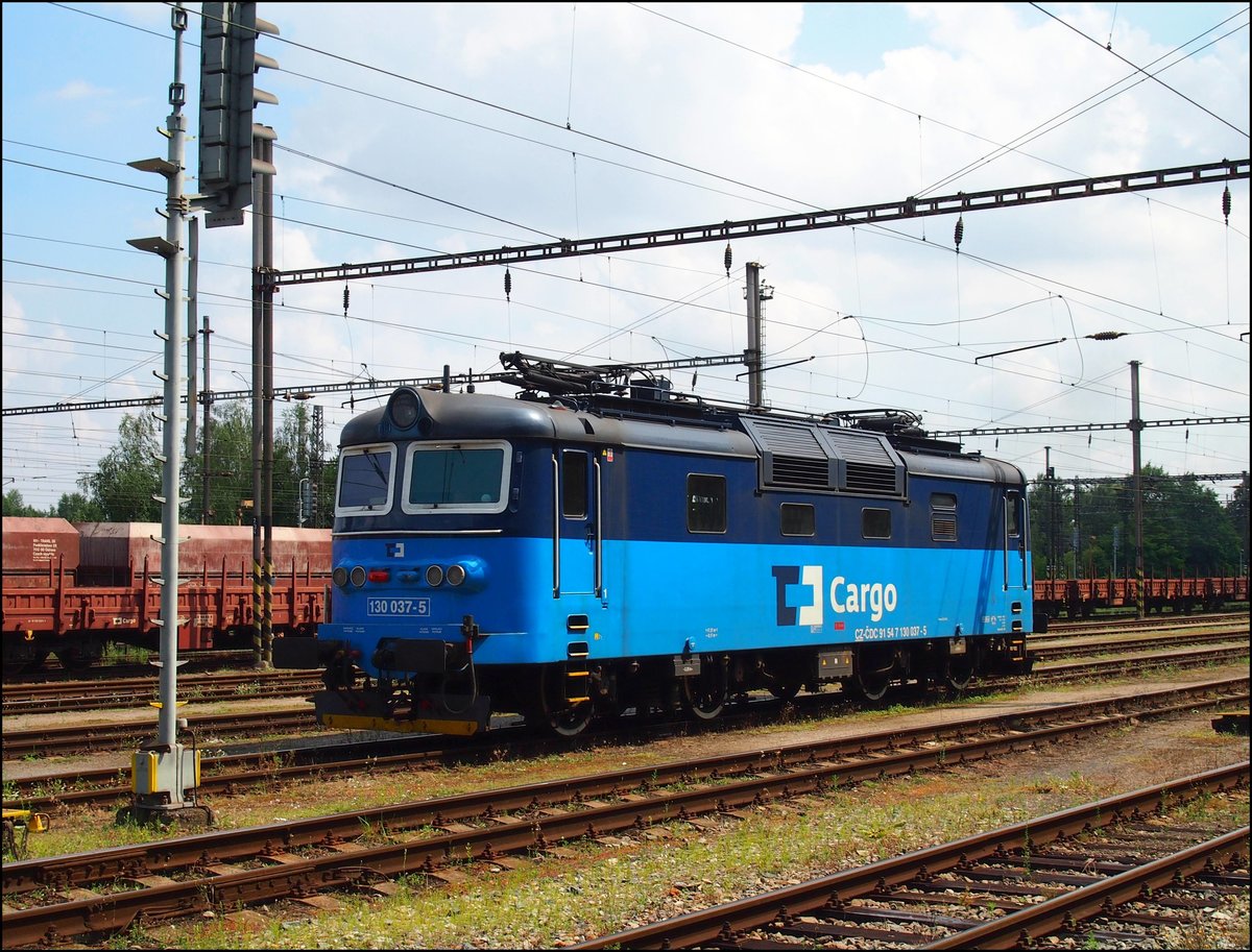 CD Cargo 130 037-5 stand am Bahnhof Kralupy nad Vltavou am 22.7. 2016.