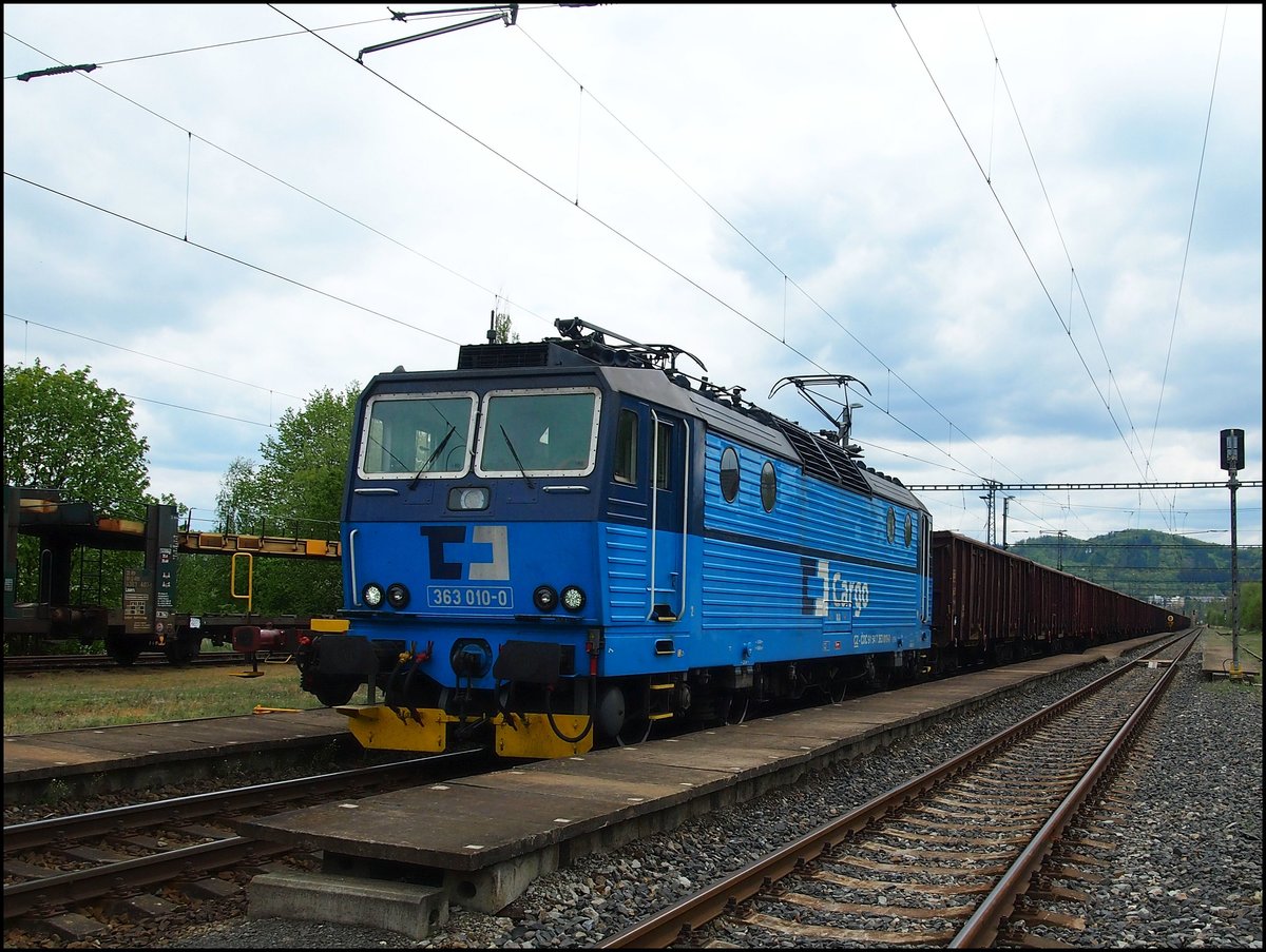 CD Cargo 363 010-0 am 6. 5. 2020 im Bahnhof Dalovice.