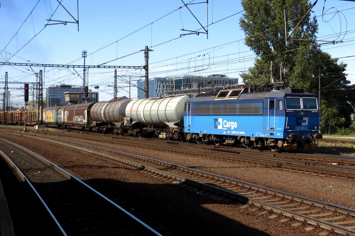 CD Cargo 363 065 zieht am 20 September 2020 ein Mischguterzug durch Praha-Liben nach Kolín.