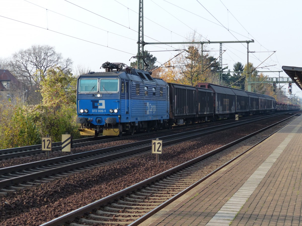 CD Cargo 372 009 fährt am 14.11.2014 mit einem gemischten Güterzug am Haken durch Dresden-Strehlen.