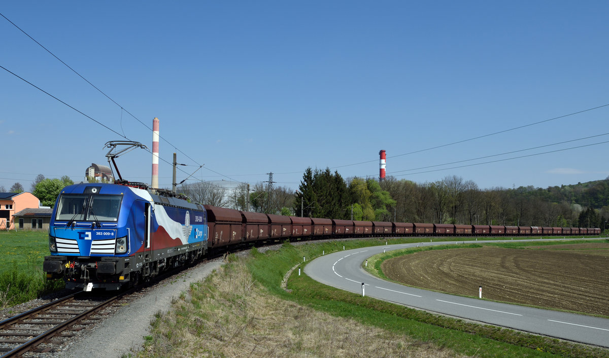 CD-Cargo 383 009  100 Jahre Unabhänigkeit  brachte am 17. April 2019 den WeKo 47589 nach Werndorf, und wurde von mir bei der Beistellung in der AB Verbund fotografiert.

 Im Hintergrund zu sehen die jeweils 175 Meter hohen Kamine des Gas- und Dampfkraftwerks.
