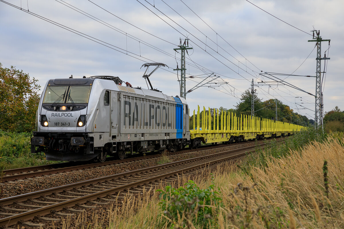 CD Cargo mit Railpool 187 341 und Leerholzzug nach Stralsund Rügendamm am 05.10.2022 kurz vor dem Ziel am Abzweig Srg aufgenommen.
