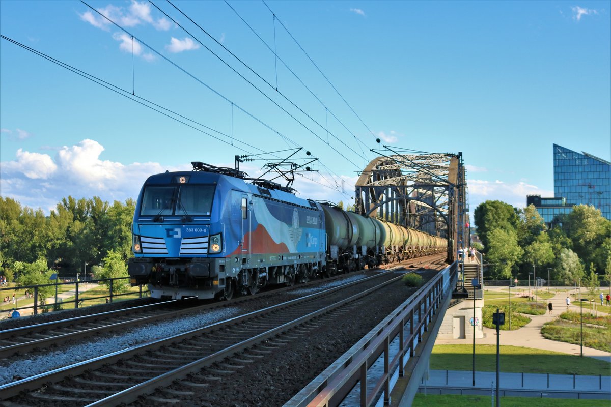 CD Cargo Siemens Vectron 383 009-8 mit CD Cargo Kesselwagen in Frankfurt Ost am 29.06.20 auf der Deutscherrnbrücke von einen Steg aus fotografiert