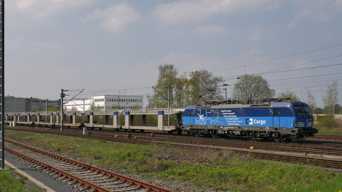 CD Cargo Vectron 383 005 kommt mit einem Zug leerer AutoTransporter in Richtung Tschechien; kurz vor Pirna, 09.04.2017
