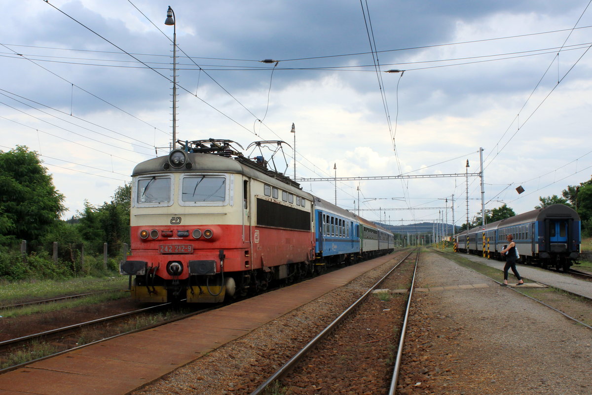 CD: Die Elektriche Lok 242 212-9 erreicht mit einem Lokalzug den Bahnhof Nepomuk. Der Zug fährt in Richtung Plzen / Pilsen. - Aufnahmedatum: 23. Juli 2016.
