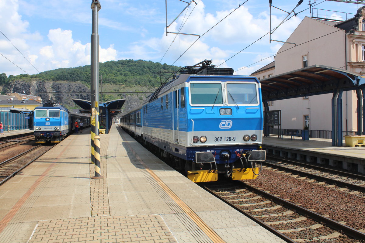 CD: E-Lok 362 076-2 (im Hintergrund links) / E-Lok 362 129-9 Ústí nad Labem hlavní nádraží (Hauptbahnof) am 22. Juli 2016.