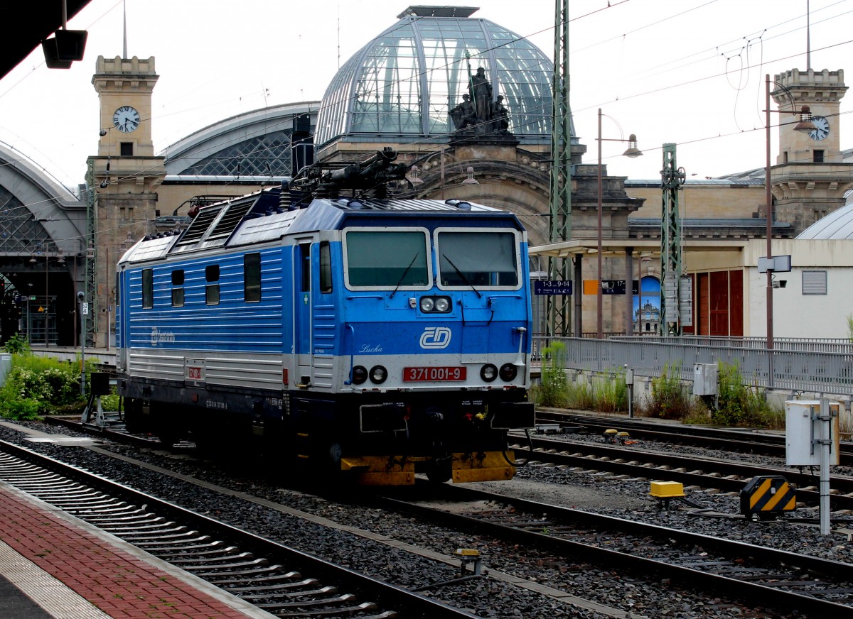 CD E-Lok 371 001-9 hält am frühen Abend des 12. Juli 2014 abgestellt in Dresden Hauptbahnhof.