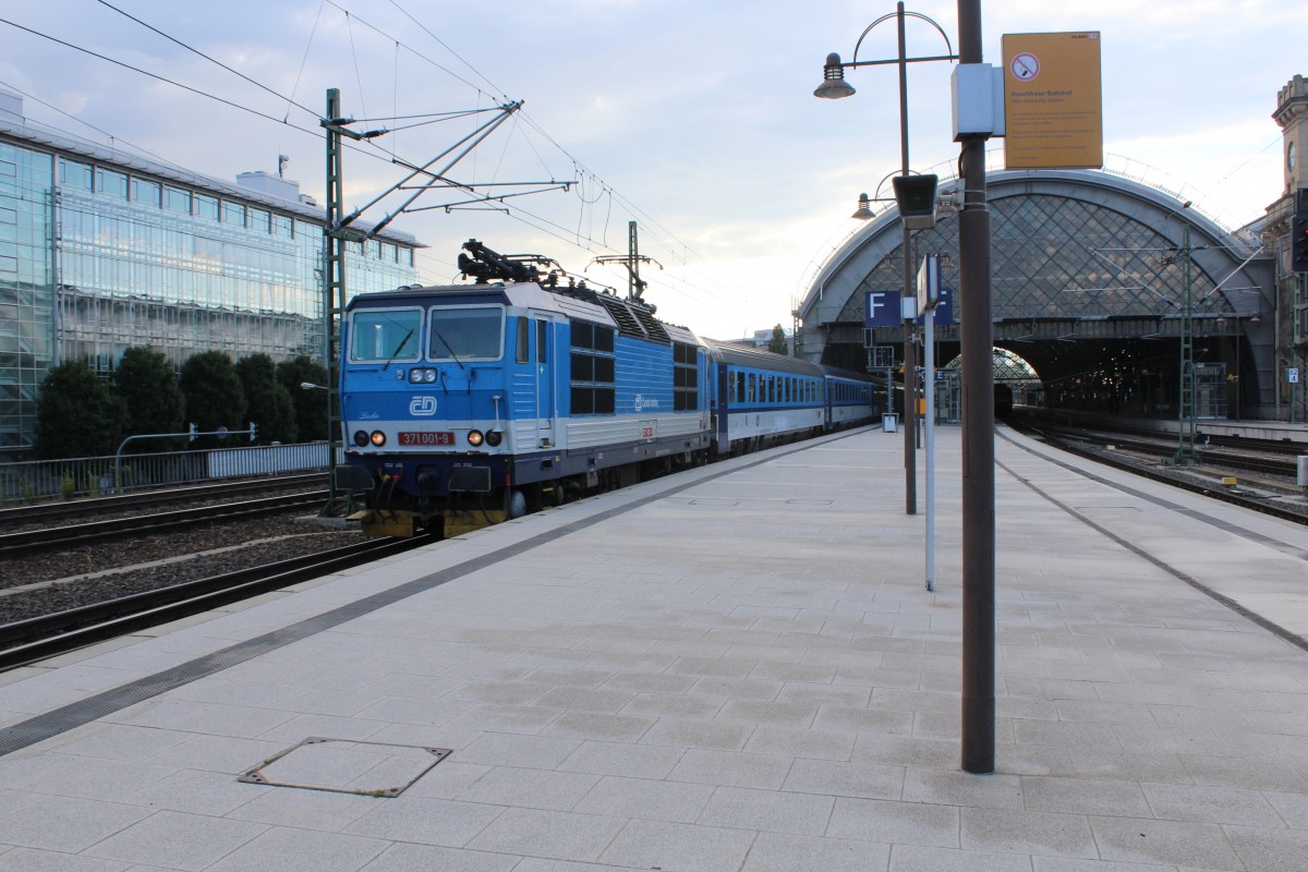 CD E-Lok 371 001-9 mit EC-Wagen nach Prag Dresden Hbf am 12. Juli 2014.