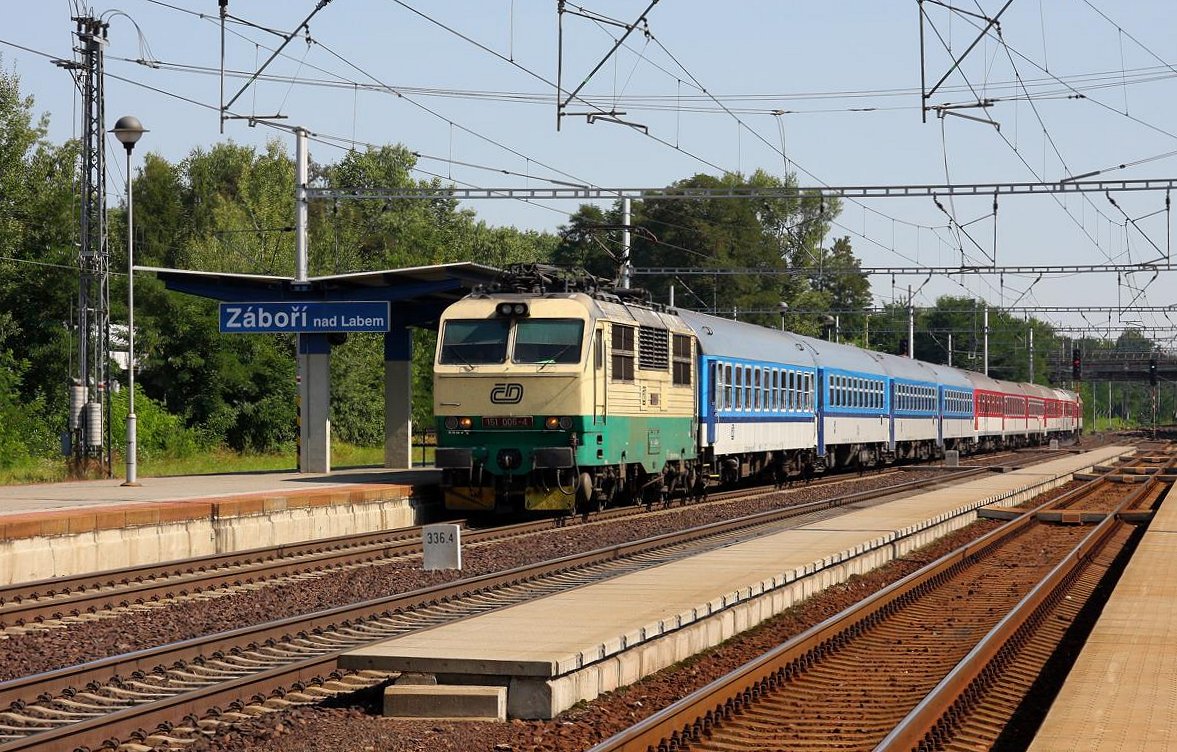 CD Gorilla 151006 mit Intercity Richtung Prag. Am 27.8.2011 braust der Zug durch den Land- und Überholbahnhof Zabori nad Labem.