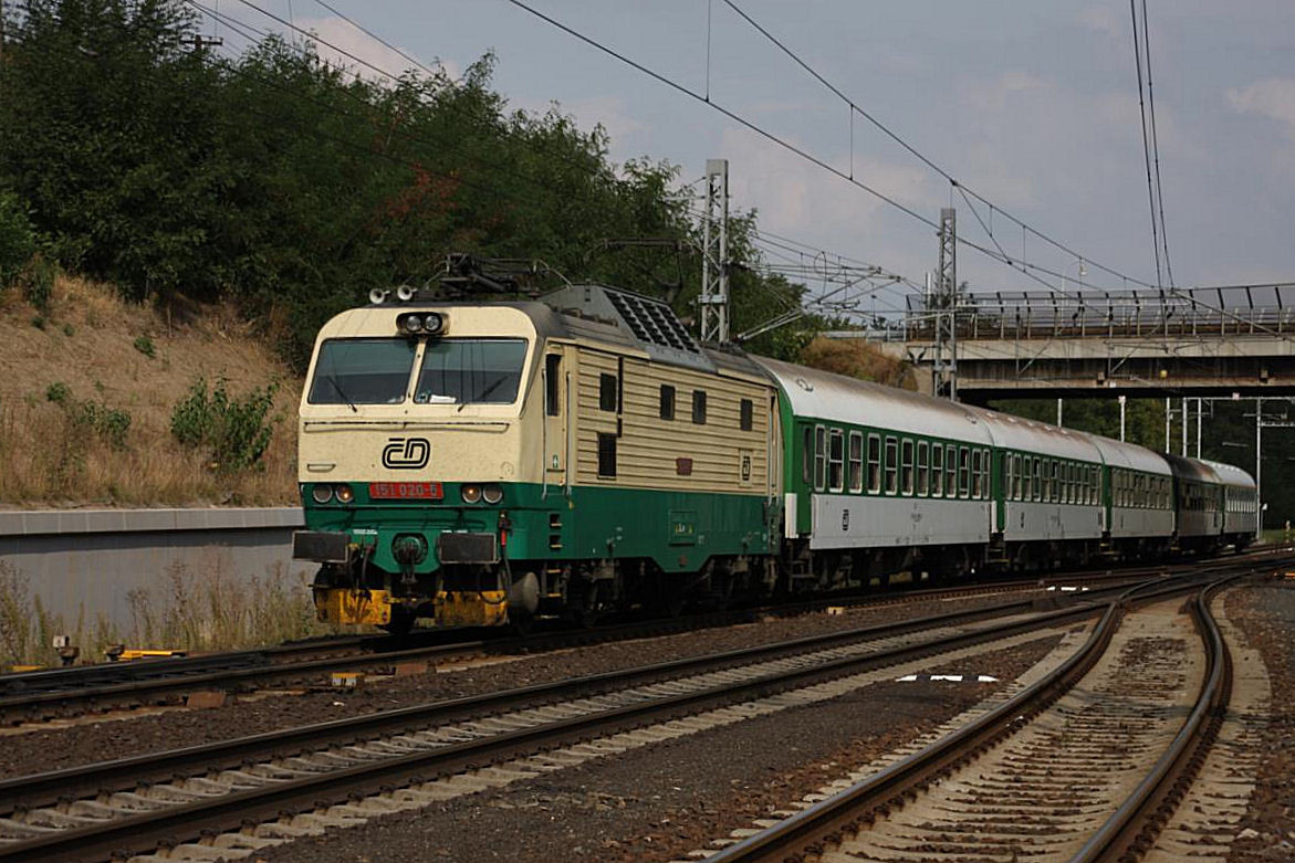 CD Gorilla 151020 erreicht mit einem Schnellzug am 11.9.2009 den Bahnhof Zabori nad Labem auf dem Weg nach Prag. In Zabori hält der Zug nicht. Hier hält nur der Nahverkehr aber keine Fernzüge.