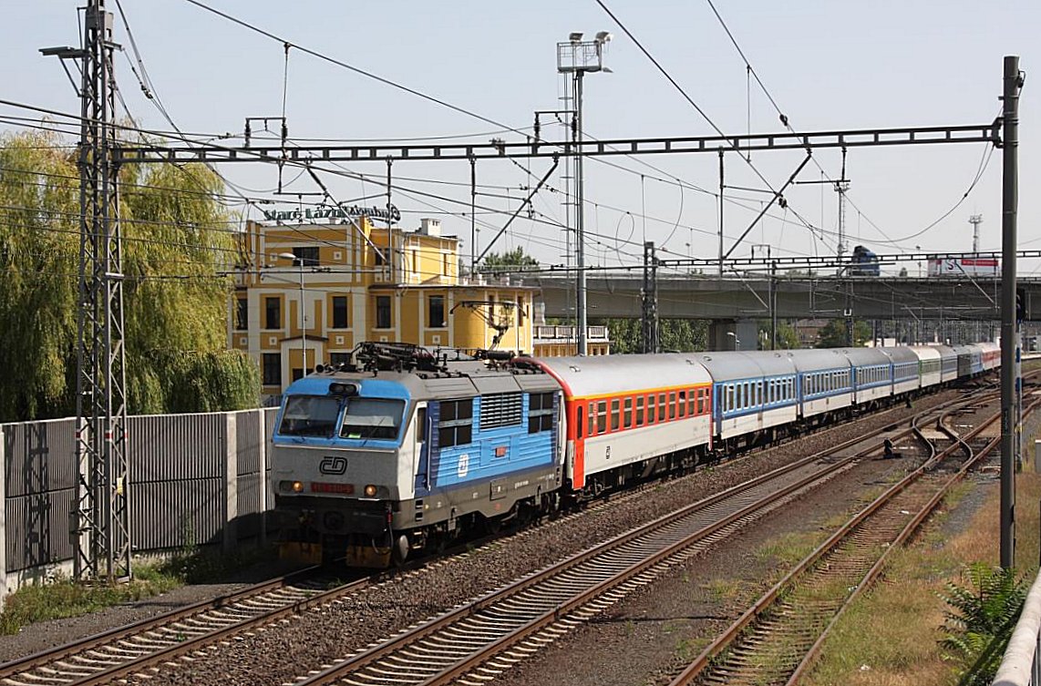 CD Gorilla 151020 fährt mit einem fast komplett neu lackierten Zug am 22.8.2011 in Kolin in Richtung Prag aus.