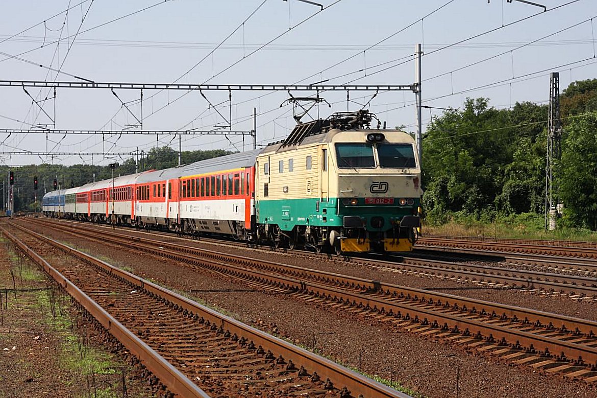 CD Gorilla 151021 durchfährt am 27.8.2011 mit einem Intercity Zabori nad Labem in Richtung Pardubitz. Bei den Wagen zeigt sich noch der farbliche Umbruch; denn drei Farben sind vertreten: orange, grün und blau.