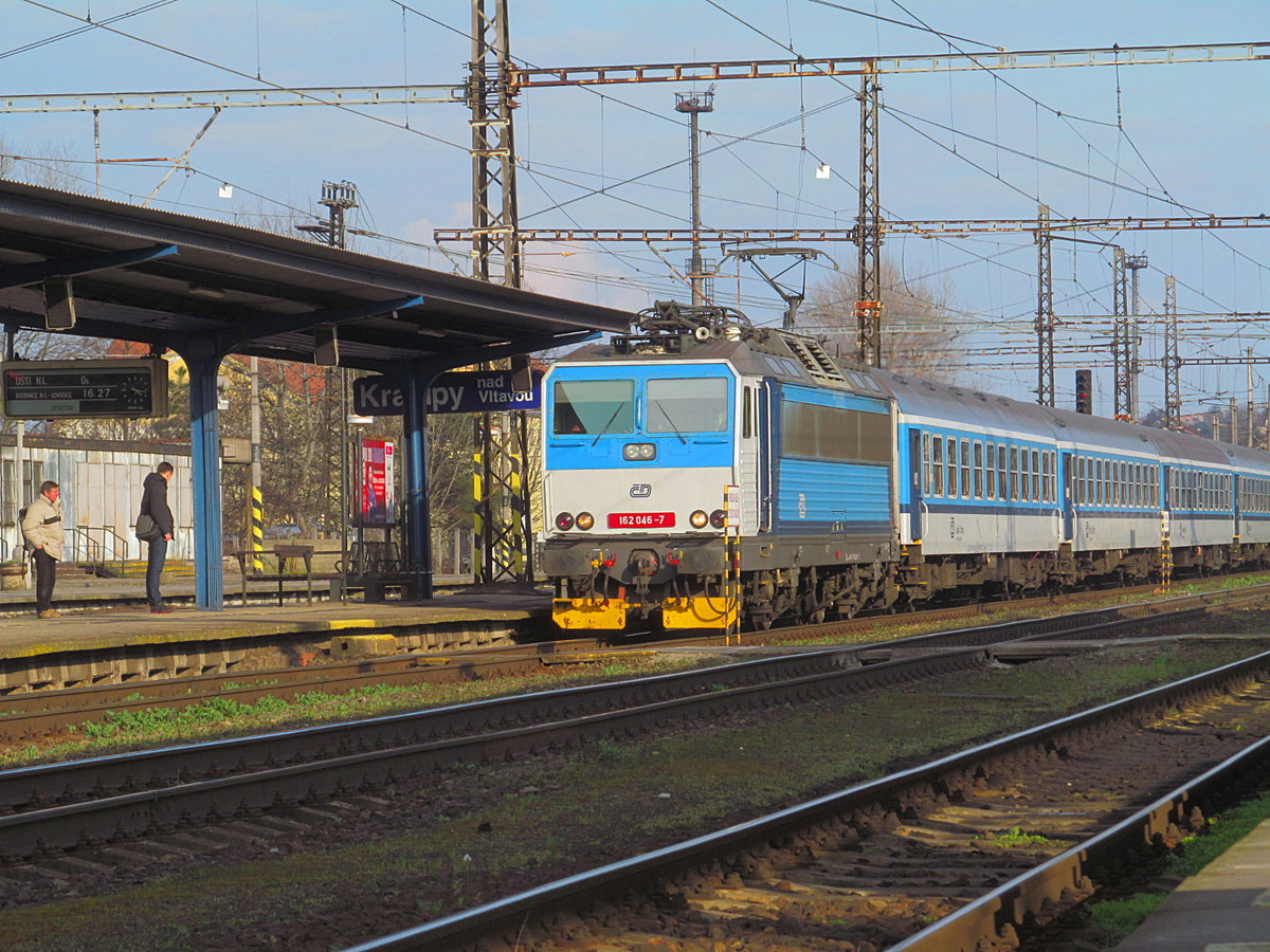 CD Lok 162 046 fährt mit dem Schnellzug Strekov Praha - Usti nad Labem in Kralupy nad Vltavou ein. Die Bahnanlagen befinden sich hier bis heute - Januar 2020 - noch in einem ursprünglichen Zustand. Kralupy nad Vltavou, 24. März 2016.