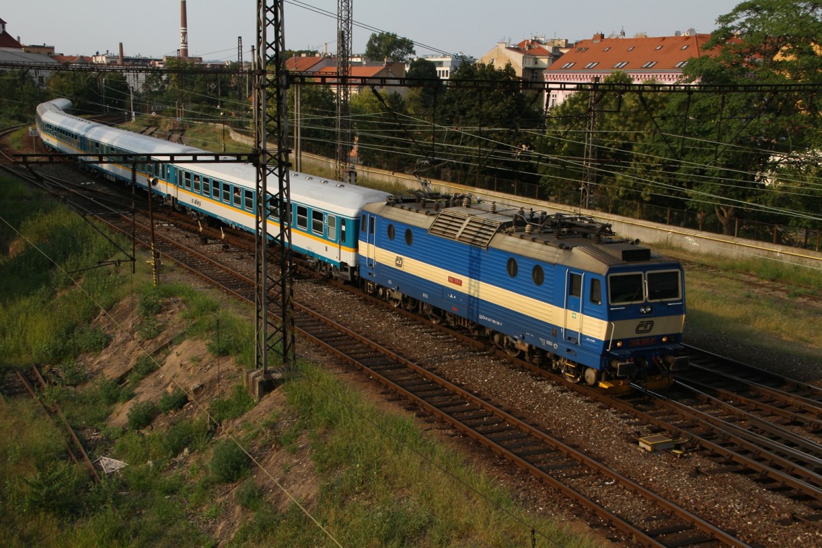 CD Lok 362 130-7 zieht den Alex Zug bis zur Deutschen Grenze. Dann kommt die Deutsche Alex Lok vorne dran und es geht nach München. In Prag Smichov von der Fussgängerbrücke am 12.08.2015 erlegt.