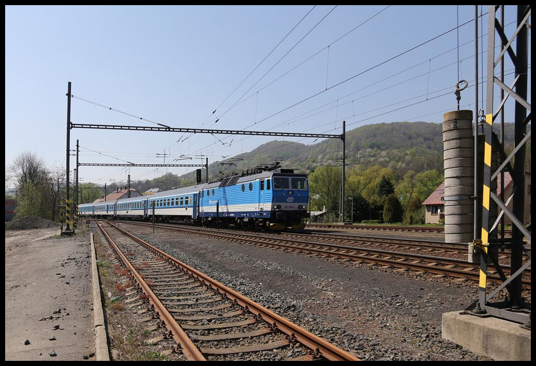 CD Mehrsystem Elektrolok 362086-1 fährt hier am 24.4.2019 mit dem R 611 KRUSHONOR nach Prag um 13.40 Uhr durch den Bahnhof Straz nad Ohre.