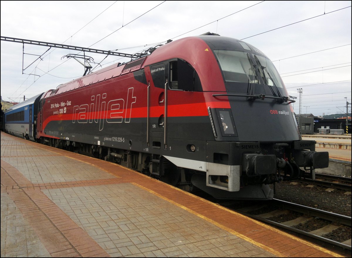 CD ÖBB 1216 229-5 mit Schnellzug railjet 75 nach Hbf Graz auf Hauptbahnhof Prag am 2. 8. 2016.