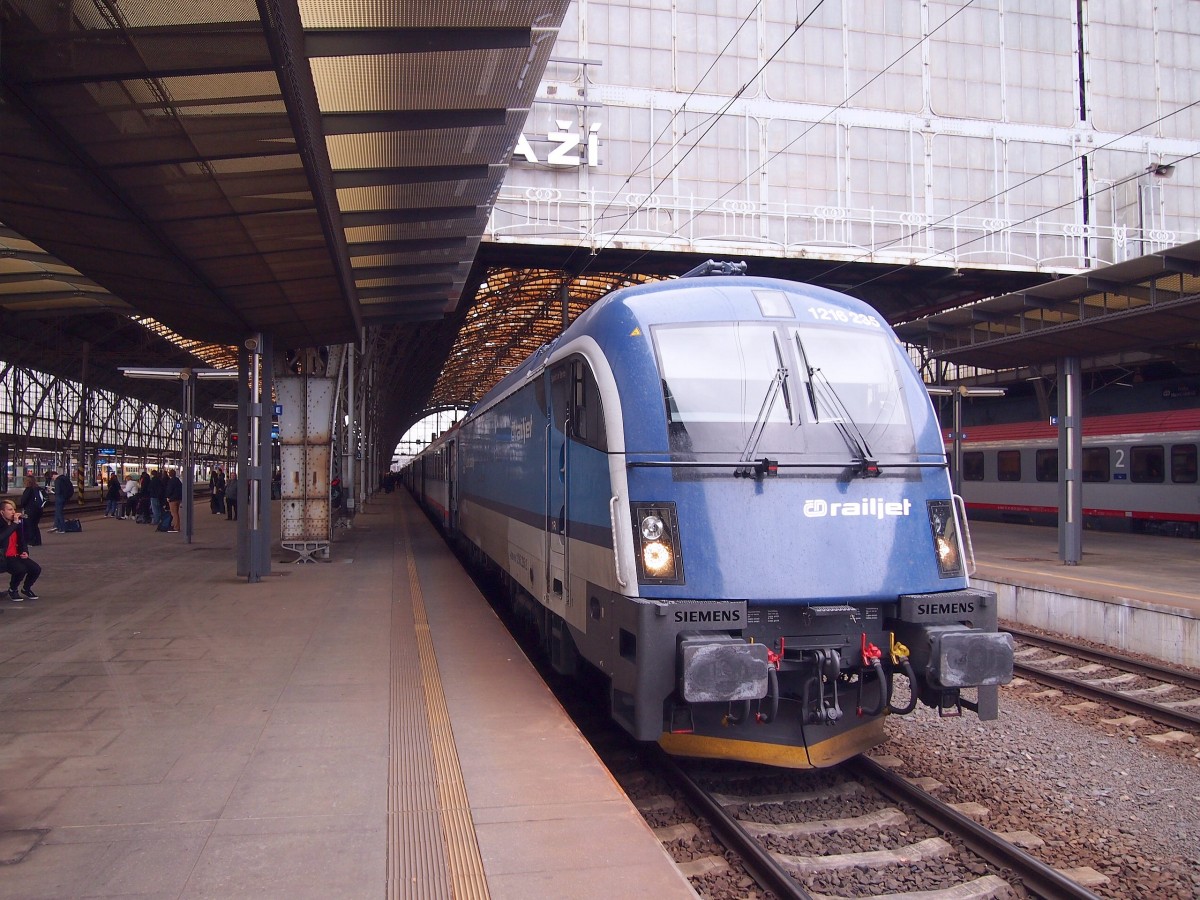 CD Railjet 1216 235 als EC173 nach Villach im Hauptbahnhof Prag am 8. 11. 2013.