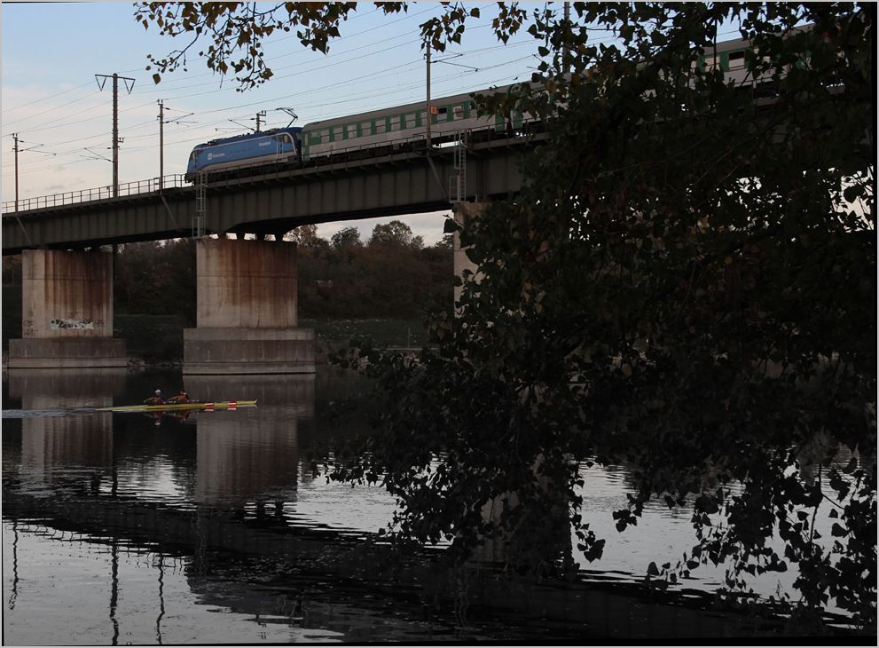  CD Railjet  1216 235 mit EC 74 beim Befahren der Wiener Stadlauer Ostbahnbrcke. Oktober 2013