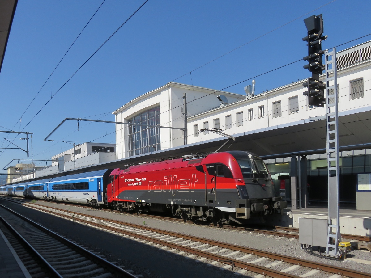 CD-Railjet nach Prag mit 1216 229 wartet auf Abfahrt auf Gleis 1 im Hauptbahnhof Graz, 30.6.19 

<a href= https://https://www.bahnvideos.eu/video/oesterreich~galerien~railjet/21225/abfahrt-des-cd-railjet-nach-prag-mit.html >Video der Abfahrt</a>

