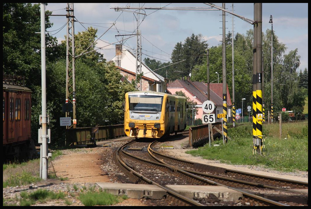 CD ReioNova 814173 überquert die Brücke an der westlichen Einfahrt des Bahnhof Jindrichuv Hradec. Der Triebwagen kommt hier am 19.5.2018 aus Veseli.