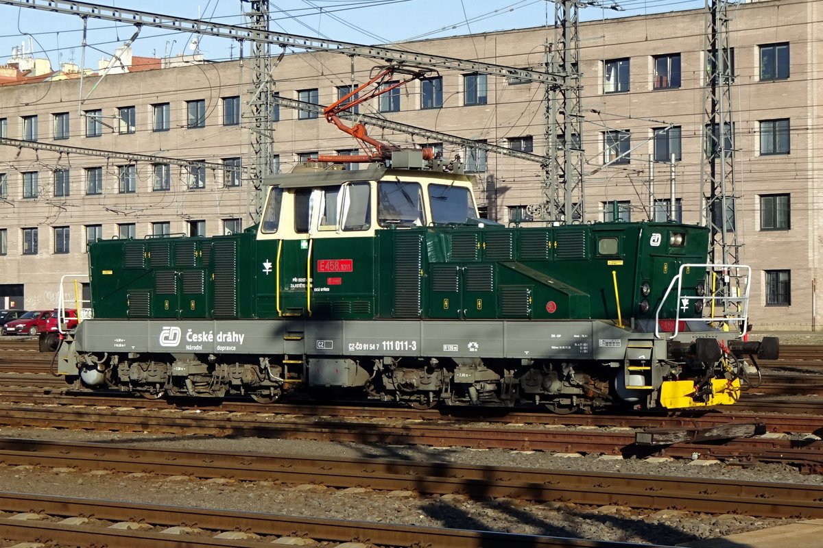 CD Verschiebelok 111 011 ist wieder E458 011 -mit beipassender Farbgebung- geworden und steht am 20 September 2020 in Praha hl.n.