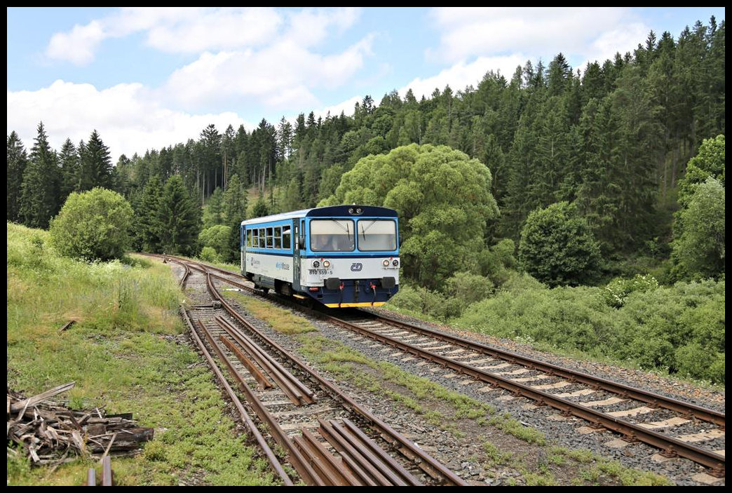 CD VT 810559-5 erreicht hier am 29.06.2021 um 13.52 Uhr planmäßig als Zug 16743 von Becov nad Teplou nach Zlutice den Bahnhof Otrocin.