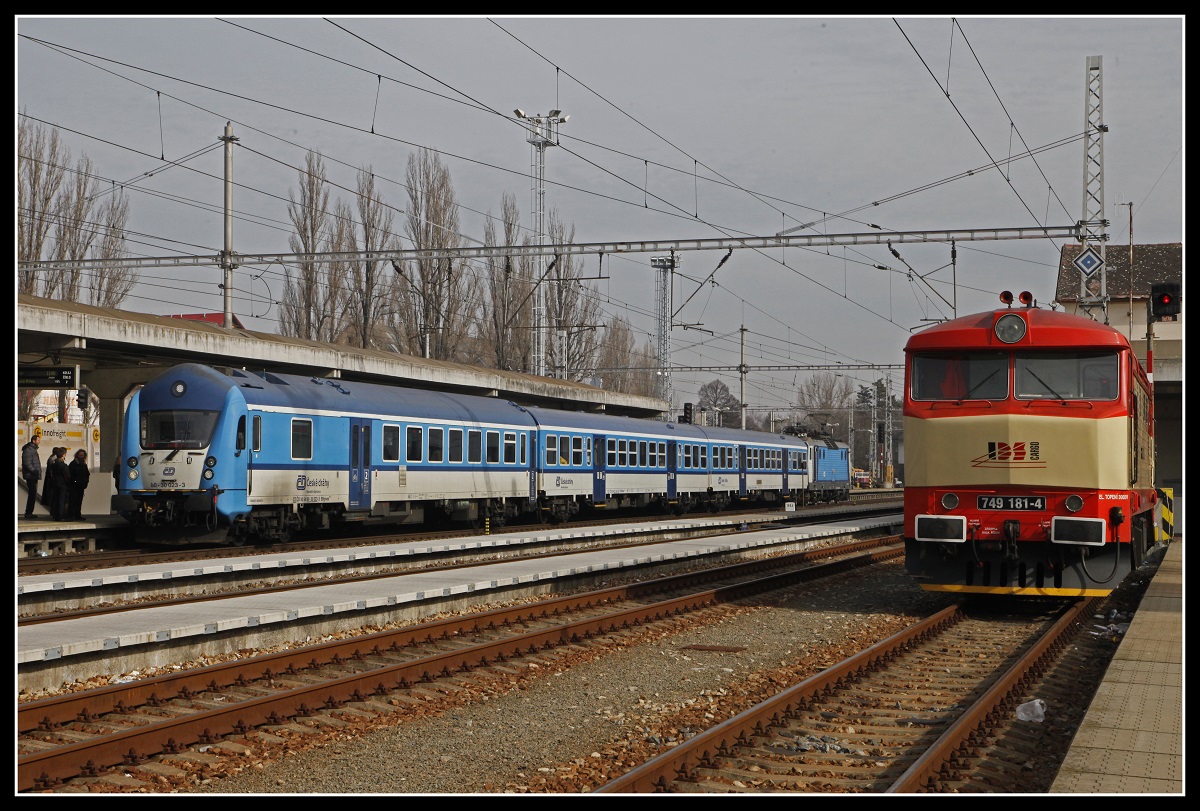 CD Wendezug und 749 181 nebeneinander in Hodolin am 25.02.2019.