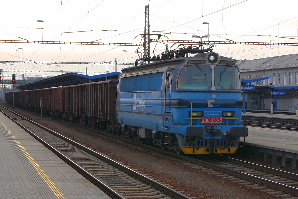 CDC 230 070-5 fährt am Abend des 30.November 2018 durch den Bahnhof Breclav.