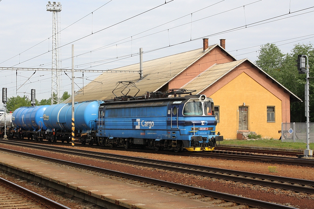 CDC 230 091-1 fährt am 11.Mai 2019 in den Bahnhof Zajeci ein.