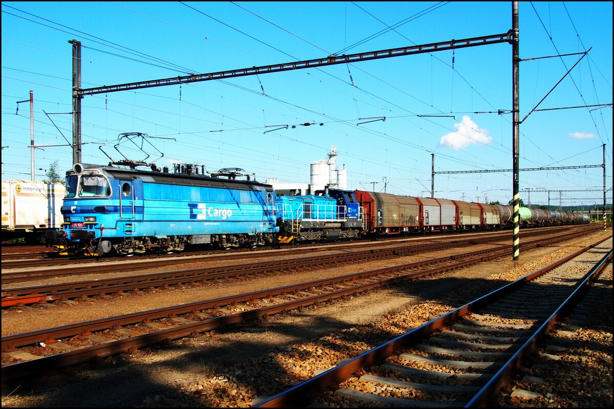 CDC 230 101-8 und 742 715-6 mit einem Güterzug am 11.09.21 Hbf. Protivín.