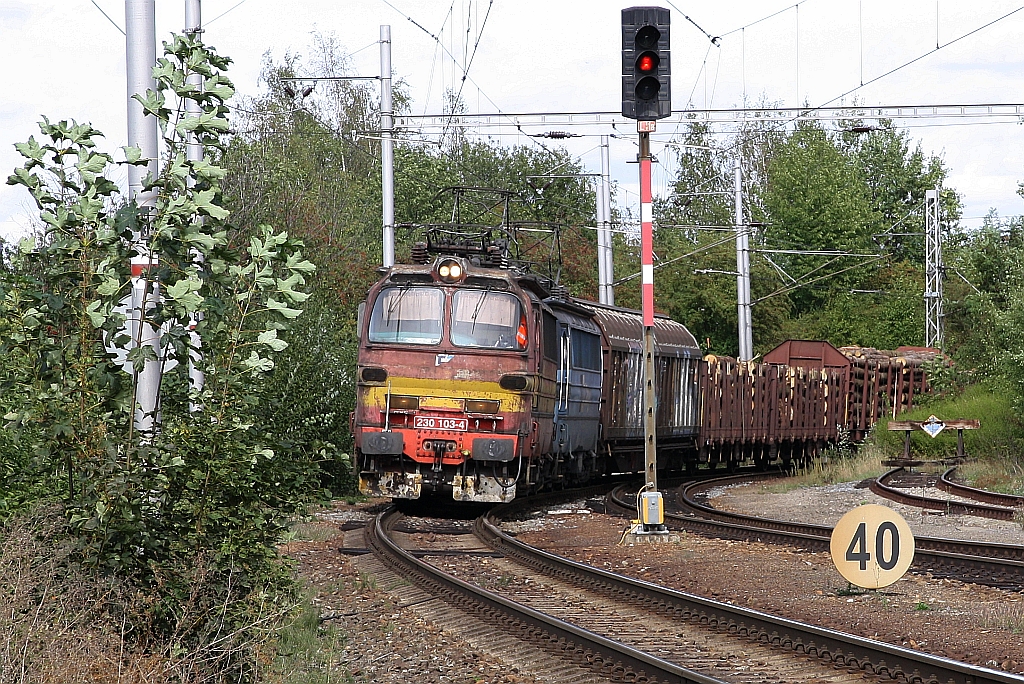 CDC 230 103-4 und 109-1 fahren am 22.September 2018 durch den Bahnhof Vcelna.