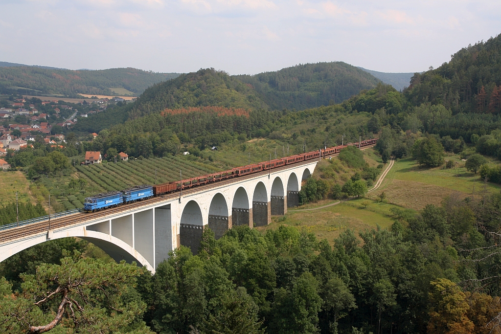 CDC 240 094-3 und x11-7 am 24.August 2019 auf dem Dolni Loucky Viadukt.