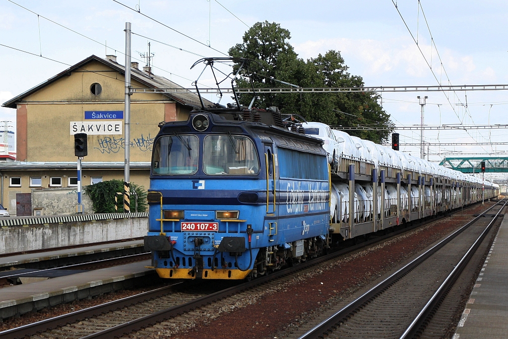 CDC 240 107-3 fährt am 15.August 2018 durch den Bahnhof Sakvice.
