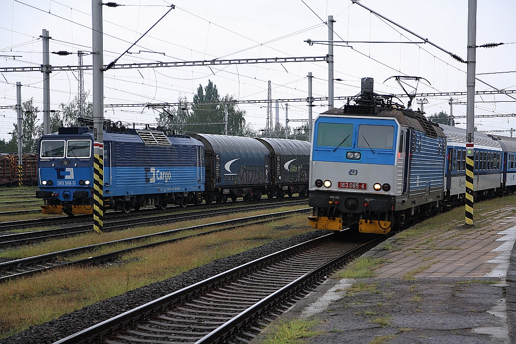 CDC 363 508-3 mit Güterzug und CD 163 085-4 als Os 3223 (Hranice na Morave – Vsetín) am Morgen des 11.August 2018 im Bahnhof Valasske Mezirici.

