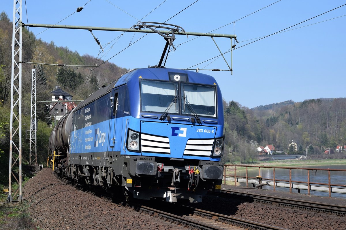 CDC 383 005-6 zieht am 15.04.2019 einen Kesselzug in Königstein in Richtung Bad Schandau.