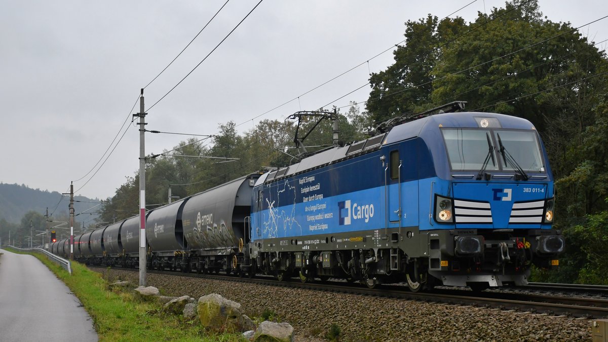 CDC 383 011-4 ist bei Ingling in Richtung Passau unterwegs, aufgenommen am Morgen des 30.09.2020.